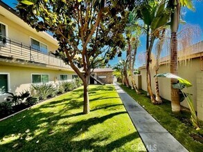 12437 Harris Ave, Unit 3 in Lynwood, CA - Foto de edificio - Building Photo