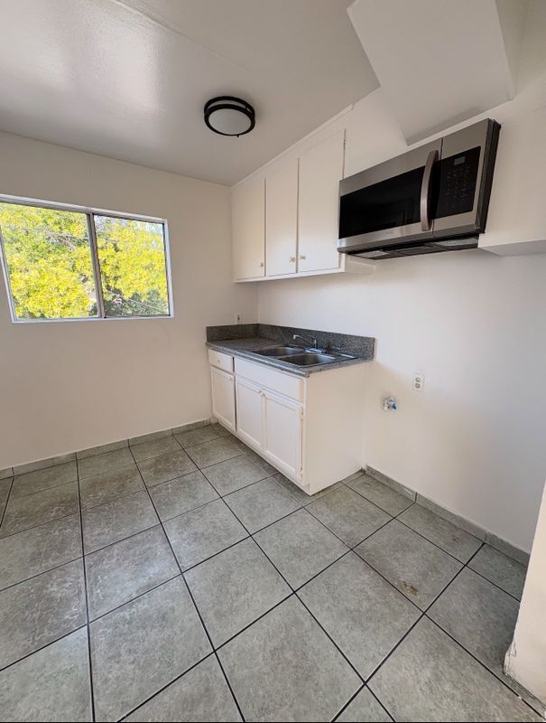 1165 E 42nd Pl. in Los Angeles, CA - Building Photo - Building Photo