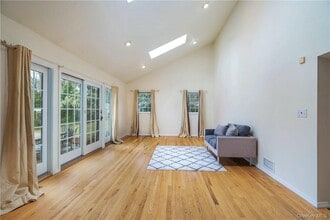 7 Susan Ct in White Plains, NY - Building Photo - Building Photo