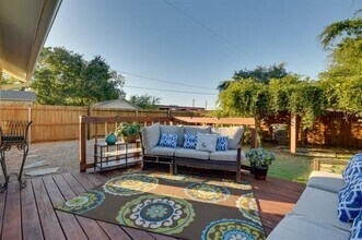 520 W Bluff St in Granbury, TX - Building Photo - Building Photo