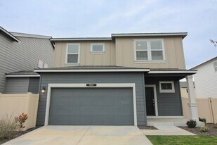 8043 Ranchland Ln in West Richland, WA - Building Photo