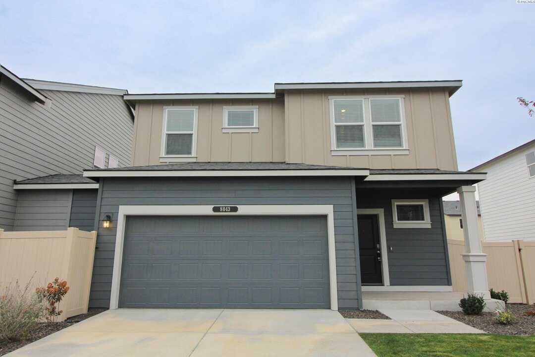 8043 Ranchland Ln in West Richland, WA - Building Photo