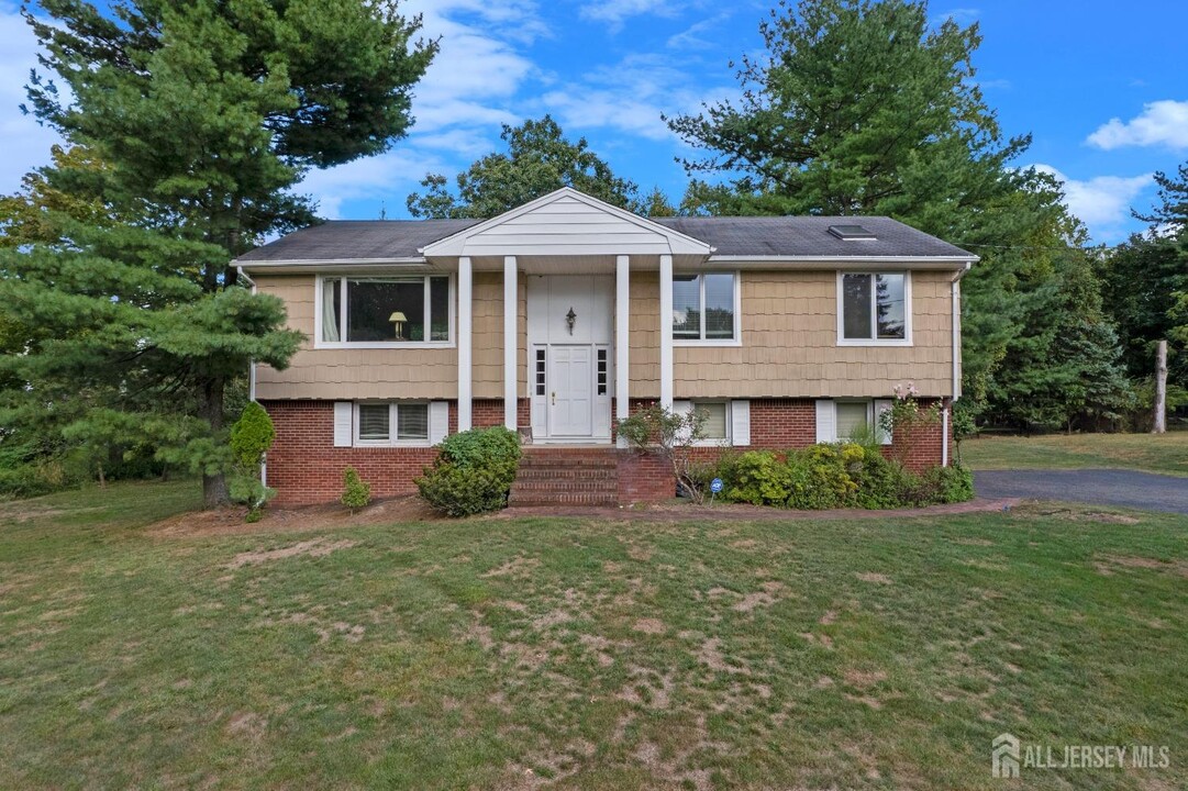 6 Herron Rd in Edison, NJ - Building Photo