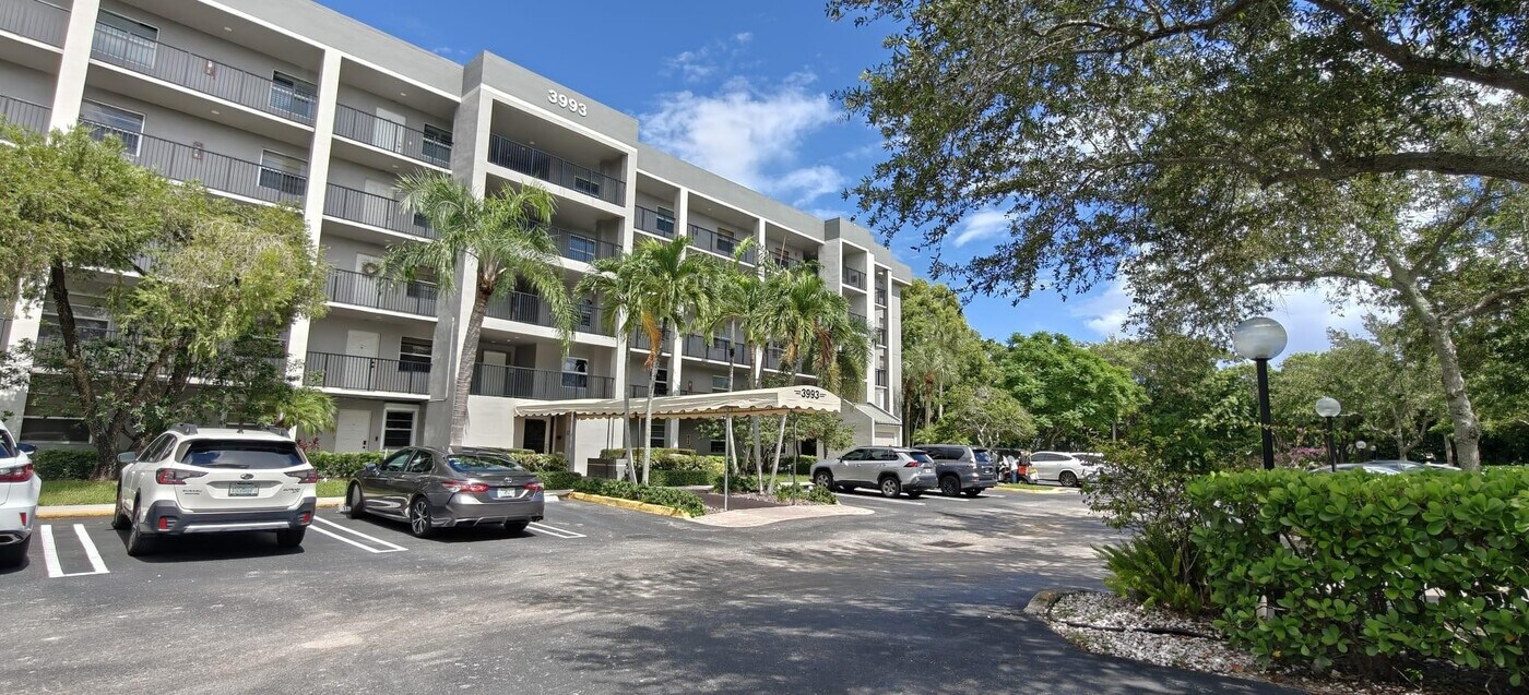 3993 Cypress Reach Ct in Pompano Beach, FL - Building Photo