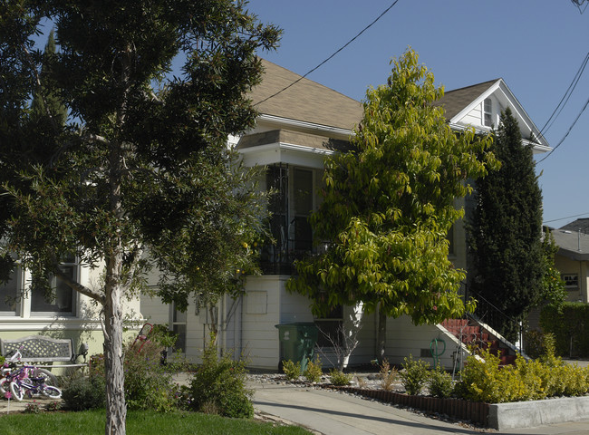 1027 Fairoaks Ave in Alameda, CA - Foto de edificio - Building Photo