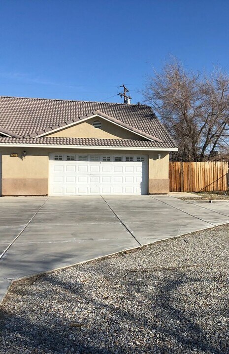 15555 Broken Bow Rd in Apple Valley, CA - Building Photo