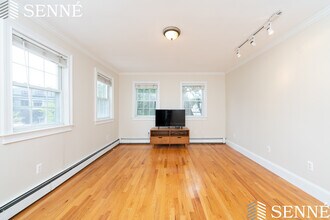 121 Sciarappa St, Unit 2 in Cambridge, MA - Foto de edificio - Building Photo