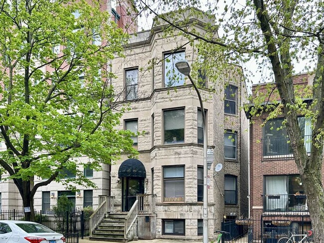 property at 852 W Buckingham Pl