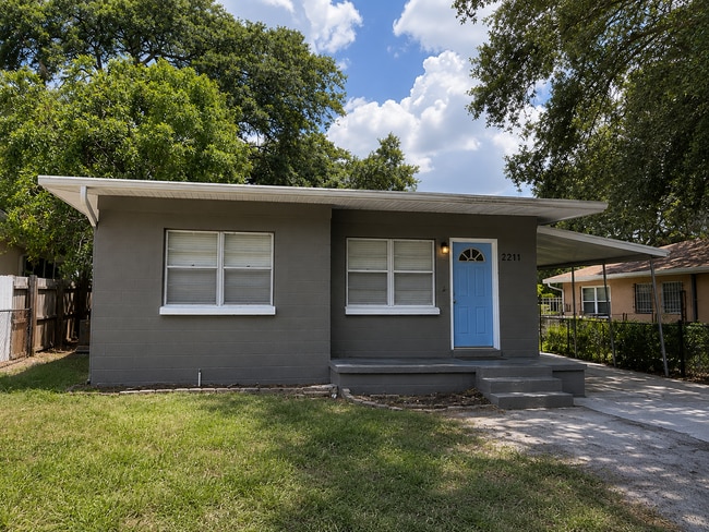 property at 2211 W Woodlawn Ave