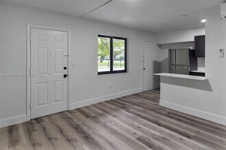 4037 SW 65th Ave in Miami, FL - Building Photo - Building Photo