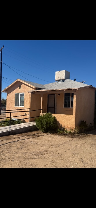 201 E Williams St in Yermo, CA - Building Photo