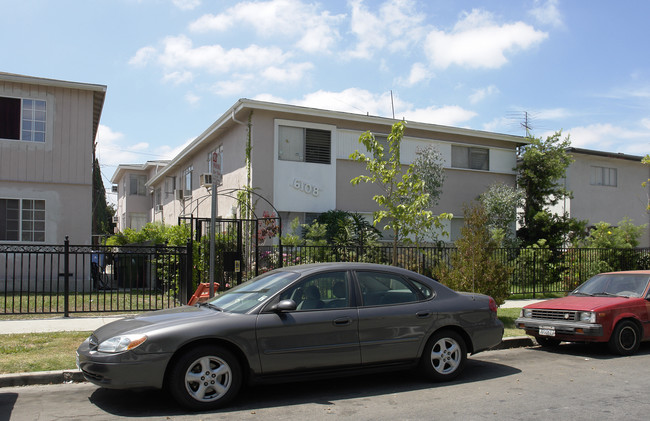 6108 Romaine St in Los Angeles, CA - Foto de edificio - Building Photo