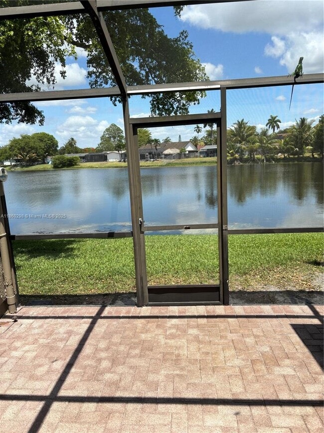 11001 N Lakeview Dr in Pembroke Pines, FL - Building Photo - Building Photo