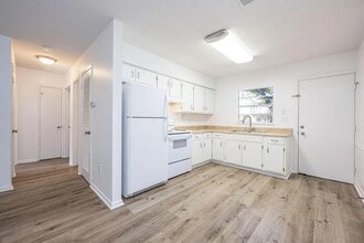 1013 Holton Ave in Fort Walton Beach, FL - Building Photo - Building Photo