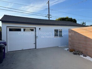 2061 Lomina Ave in Long Beach, CA - Building Photo - Building Photo