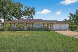 10005 Hazelhurst Dr in Houston, TX - Building Photo