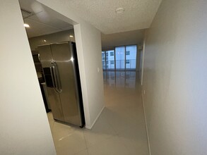 5838 Collins Ave, Unit 3D in Miami Beach, FL - Building Photo - Building Photo