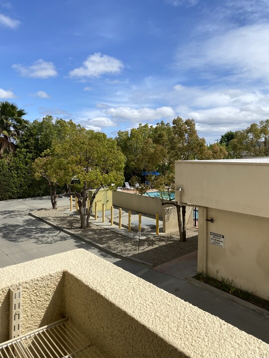 19350 Sherman Way, Unit 114 in Reseda, CA - Foto de edificio