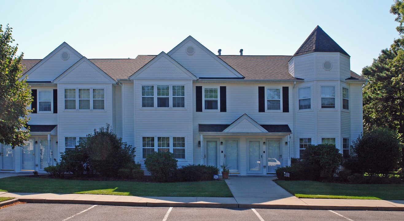 1-50 Victorian Ln in Medford, NY - Foto de edificio