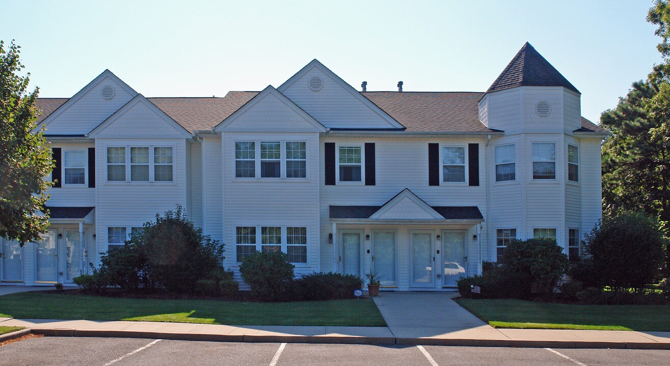 1-50 Victorian Ln in Medford, NY - Building Photo