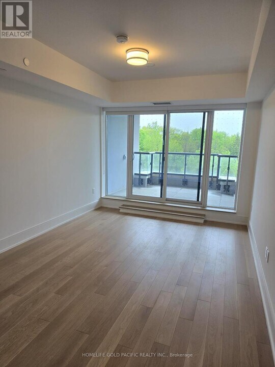 10-310 Inn On The Pk Dr in Toronto, ON - Building Photo