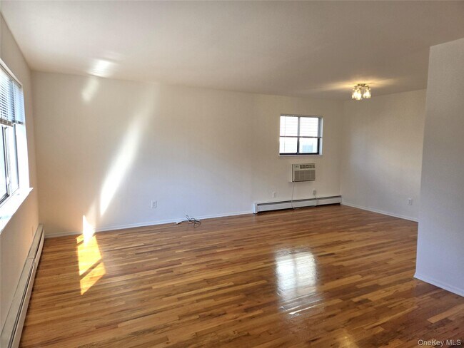 74 Ashwood Rd in Port Washington, NY - Building Photo - Building Photo