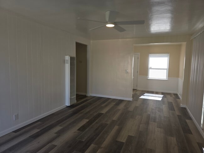 15726 Halldale Ave in Gardena, CA - Foto de edificio - Building Photo
