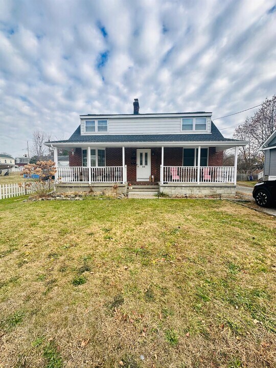 22 N Mesier Ave in Wappingers Falls, NY - Foto de edificio