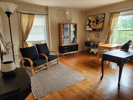 342 Fairmont Ave, Apt 5, Unit #5 FULLY FURNISHED RENTAL Retro Loves Company in Winchester, VA - Building Photo
