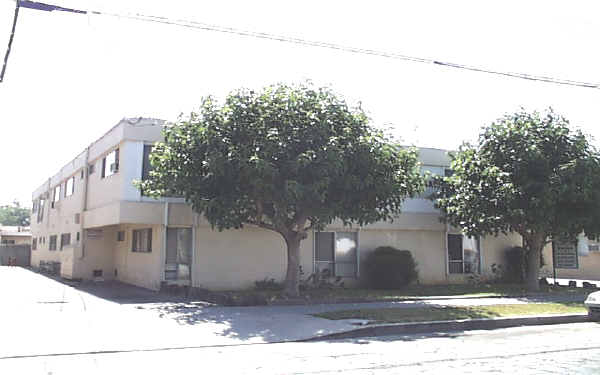 7454 Canby Ave in Reseda, CA - Foto de edificio