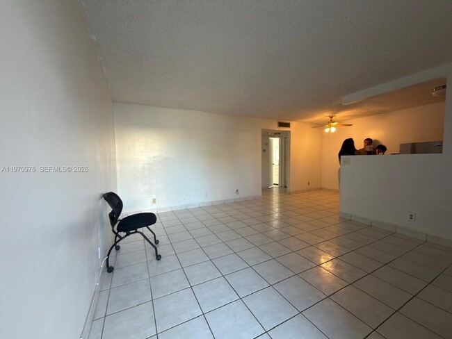 30 SE 4th Ave in Hallandale Beach, FL - Building Photo - Building Photo