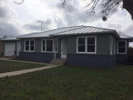 600 Alexander, Unit 600 in Three Rivers, TX - Building Photo
