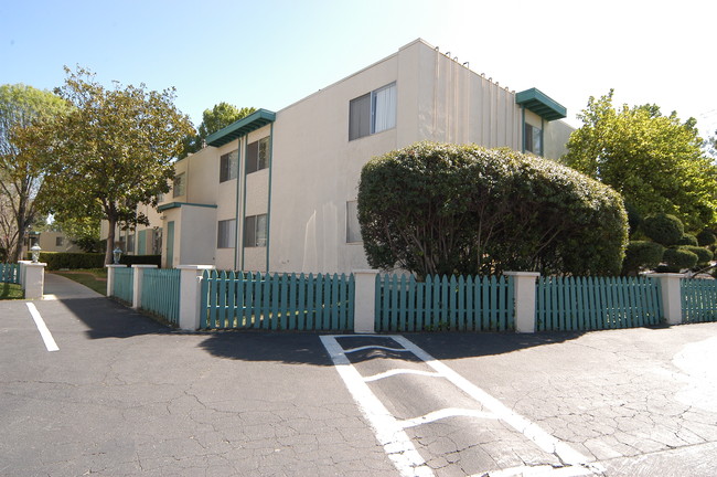 Bella Vista Apartments in Thousand Oaks, CA - Foto de edificio - Building Photo