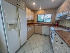 1426 Park Shore Cir in Ft. Myers, FL - Building Photo - Building Photo