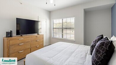 9510 Westpark Dr, Unit 4326 in Benbrook, TX - Foto de edificio - Building Photo