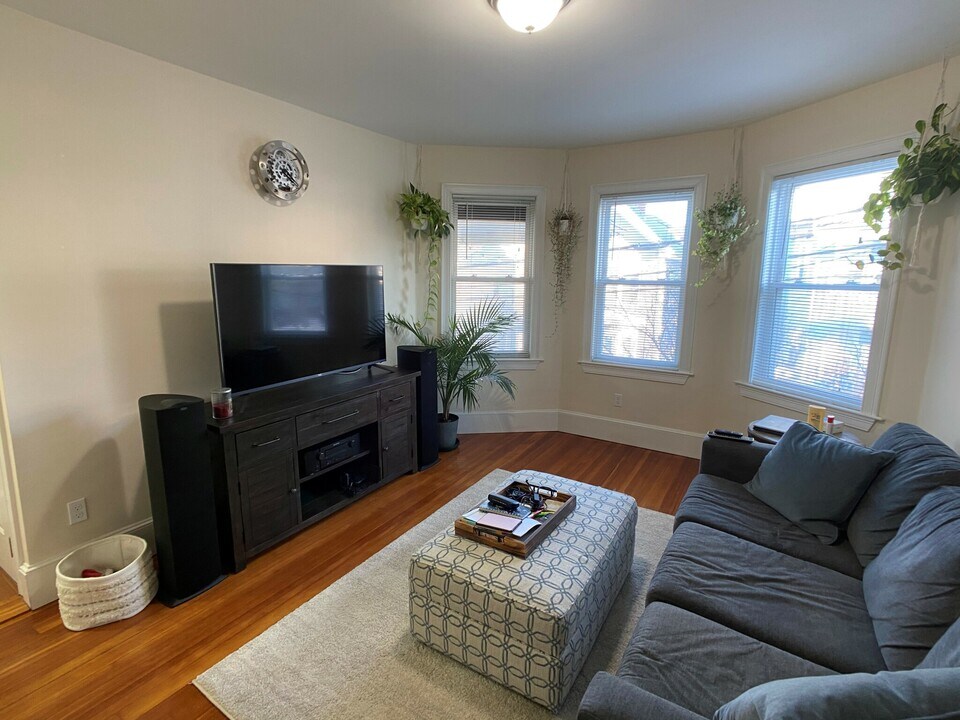 15 Sargent Ave, Unit 2 in Somerville, MA - Building Photo