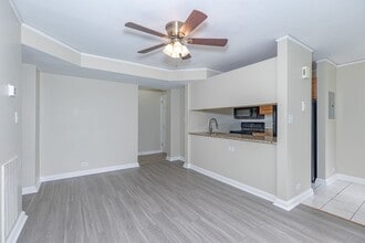 1700 N Elm St in Greensboro, NC - Building Photo - Building Photo