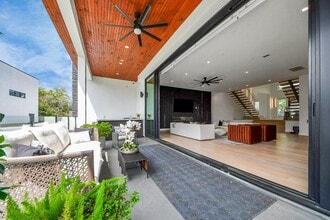 5327 S Braeswood Blvd in Houston, TX - Building Photo - Building Photo