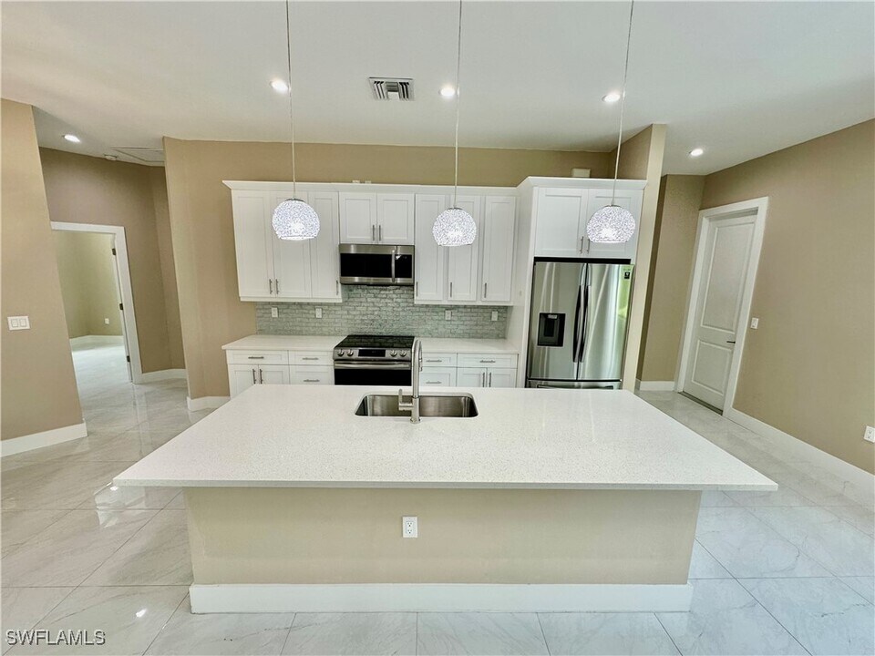 2648 2nd Ave NE in Naples, FL - Foto de edificio