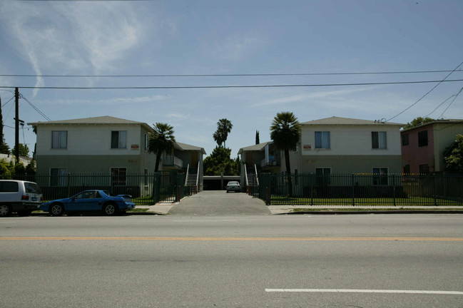 15844 Vanowen St in Van Nuys, CA - Building Photo - Building Photo