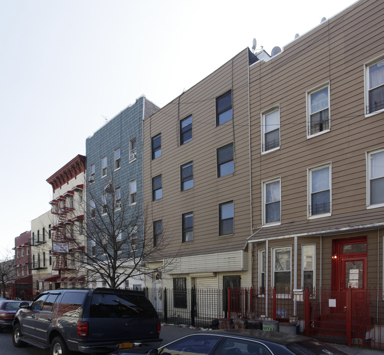 238 Montrose Ave in Brooklyn, NY - Building Photo