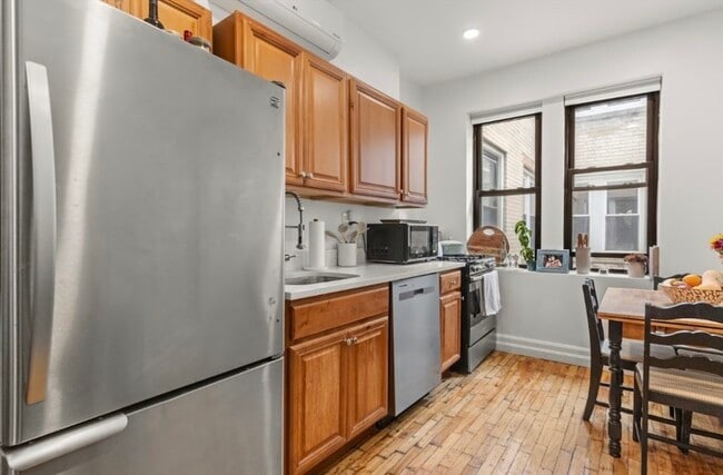 324 Summit Ave, Unit 203 in Boston, MA - Foto de edificio - Building Photo