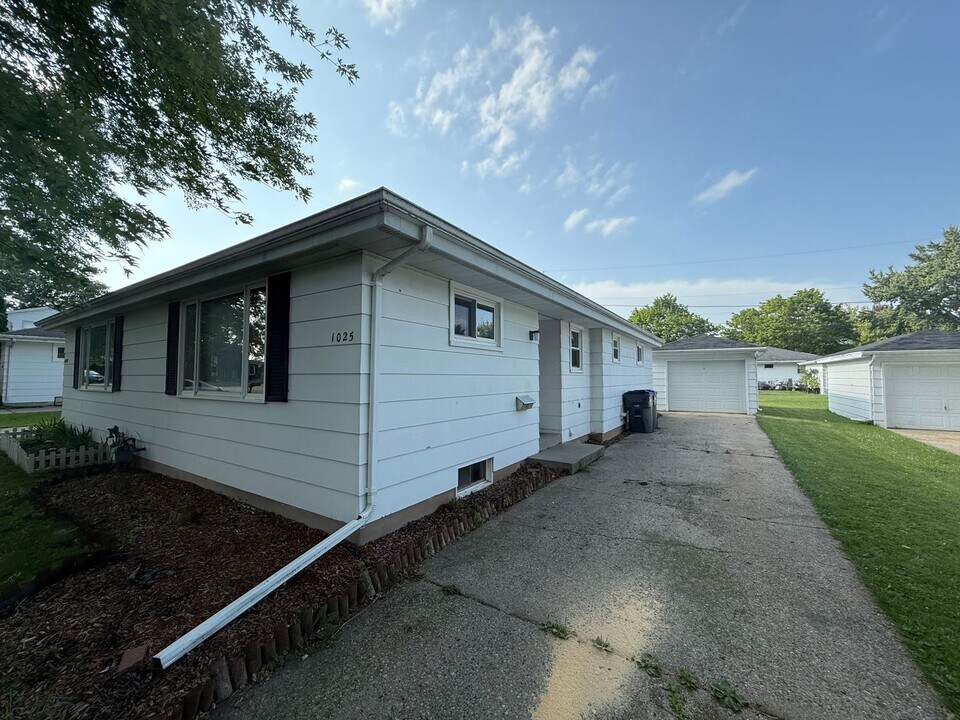 1025-1027 Evans St in Neenah, WI - Building Photo