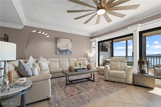 221 La Peninsula Blvd in Naples, FL - Foto de edificio - Building Photo