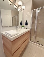 200 Grand Cove Way, Unit 5F in Edgewater, NJ - Building Photo - Building Photo