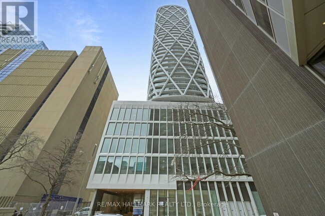 230-2230 Simcoe St