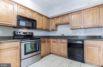 3179 Summit Square Dr in Oakton, VA - Building Photo - Building Photo