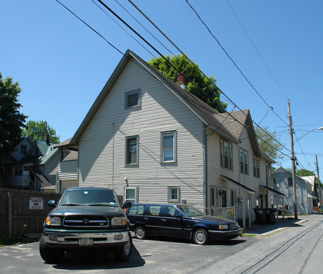 117 White St in Saratoga Springs, NY - Foto de edificio - Building Photo