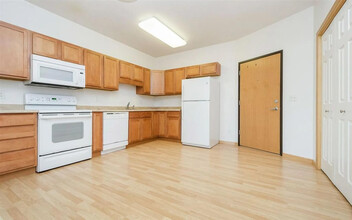 2300 Westlake Rd, Unit #303 in North Liberty, IA - Building Photo - Building Photo