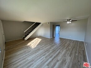 19142 Haynes St in Los Angeles, CA - Foto de edificio - Building Photo